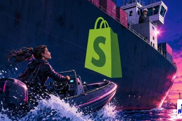 Trafic IA : un canot double un porte-conteneurs Shopify dans un port au crépuscule